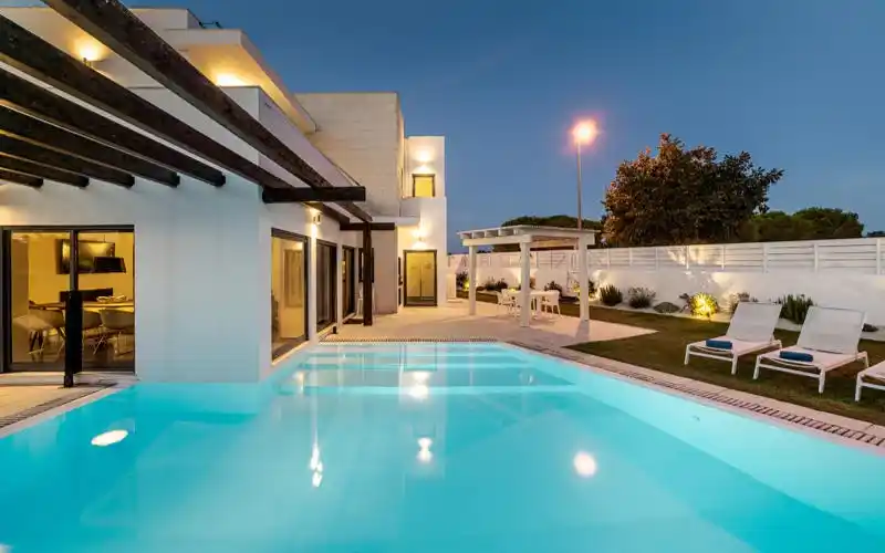 backyard-swimming-pool-design-dubai_